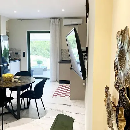 아파트 Luxury With Garden In The Suburbs 칼라마타