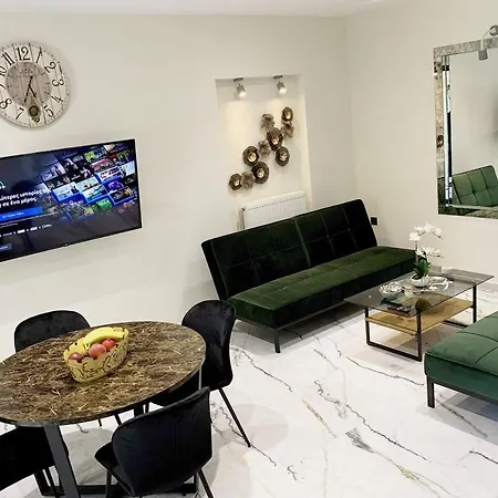 Luxury With Garden In The Suburbs 칼라마타