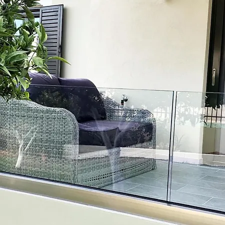 아파트 Luxury With Garden In The Suburbs
