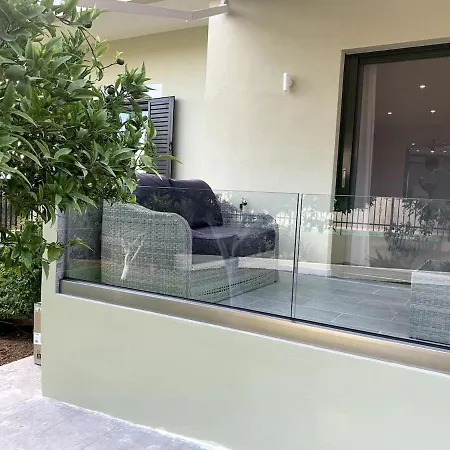 아파트 Luxury With Garden In The Suburbs 칼라마타