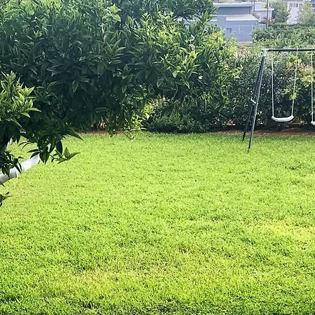 아파트 Luxury With Garden In The Suburbs 칼라마타