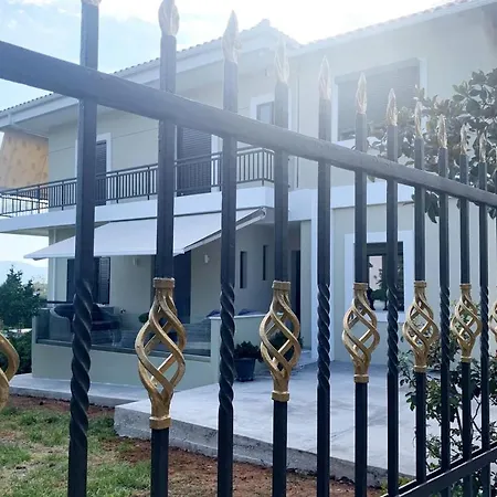 Luxury With Garden In The Suburbs דירה