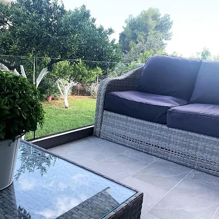 Luxury With Garden In The Suburbs דירה