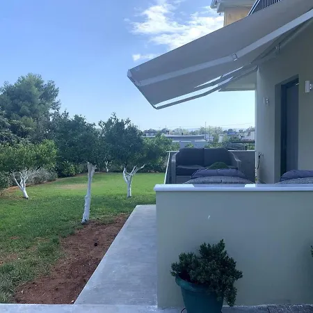 Luxury With Garden In The Suburbs דירה