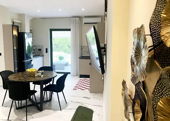 דירה Luxury With Garden In The Suburbs קלמאטה