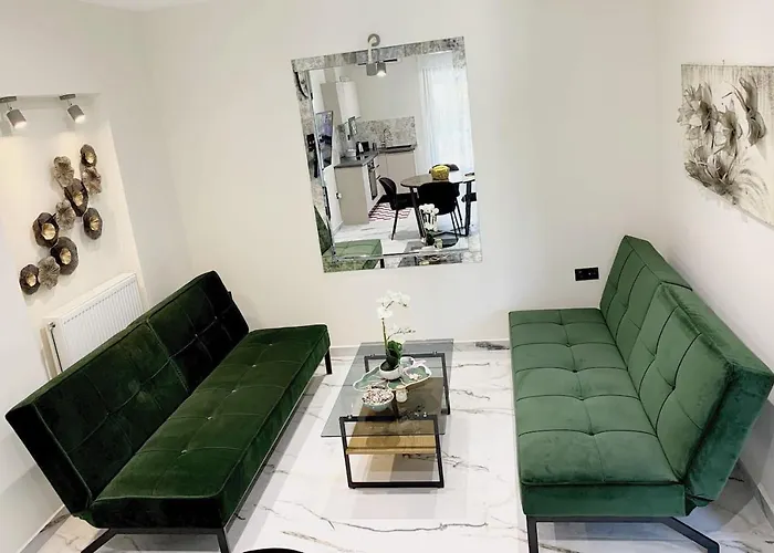 Luxury With Garden In The Suburbs דירה *