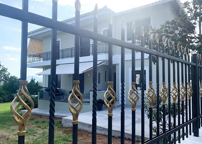Luxury With Garden In The Suburbs דירה