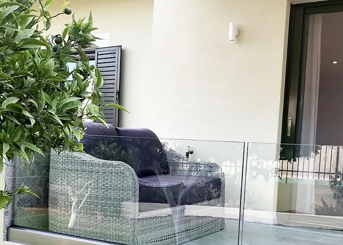 דירה Luxury With Garden In The Suburbs *