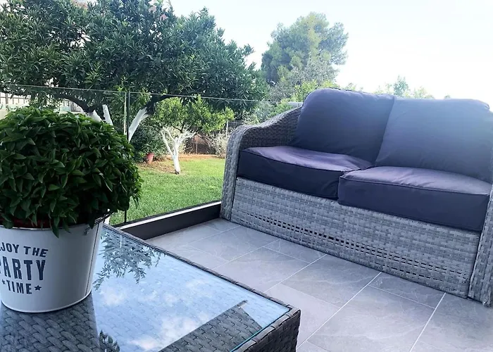 Luxury With Garden In The Suburbs דירה