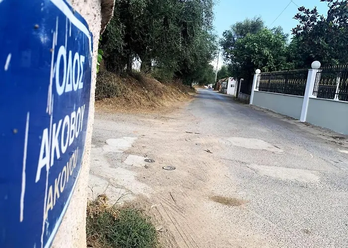 Luxury With Garden In The Suburbs קלמאטה