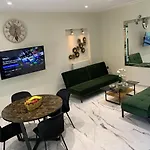Luxury With Garden In The Suburbs Appartamento *