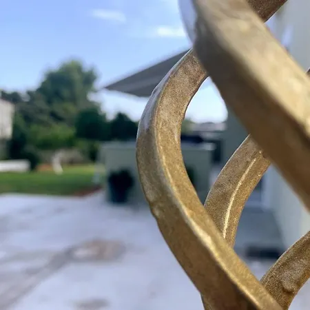 Luxury With Garden In The Suburbs * カラマタ