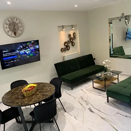 Luxury With Garden In The Suburbs 아파트 *