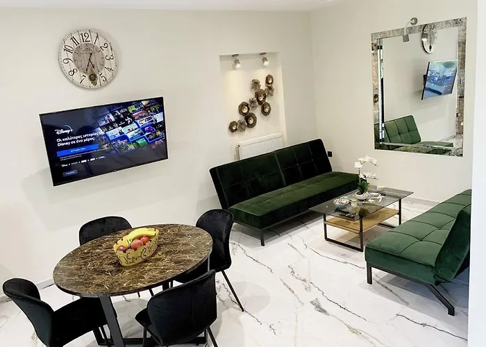 Luxury With Garden In The Suburbs 칼라마타