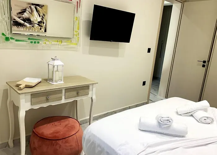 Luxury With Garden In The Suburbs 아파트 *