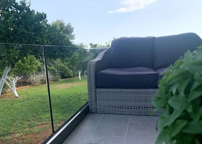 Luxury With Garden In The Suburbs