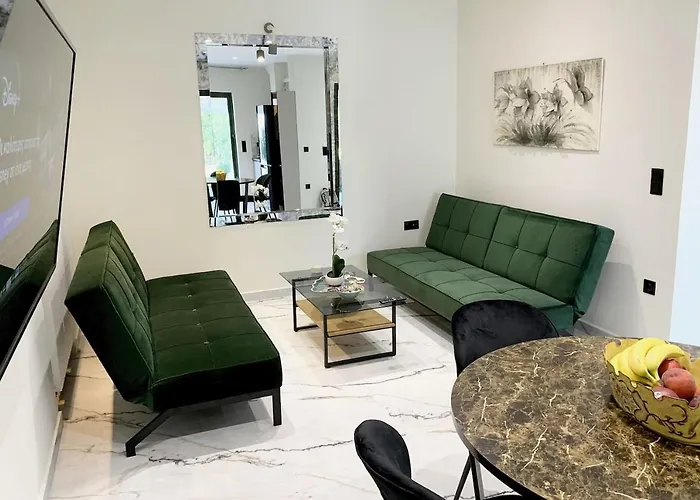 아파트 Luxury With Garden In The Suburbs