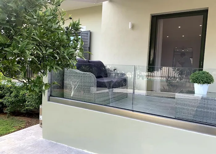 아파트 Luxury With Garden In The Suburbs 칼라마타