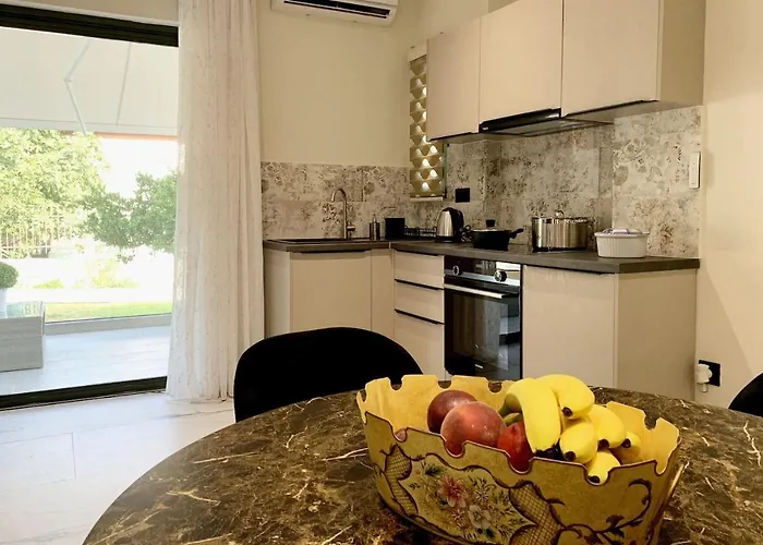 Luxury With Garden In The Suburbs