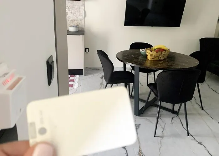 아파트 Luxury With Garden In The Suburbs *