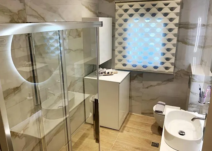 Luxury With Garden In The Suburbs 아파트 칼라마타