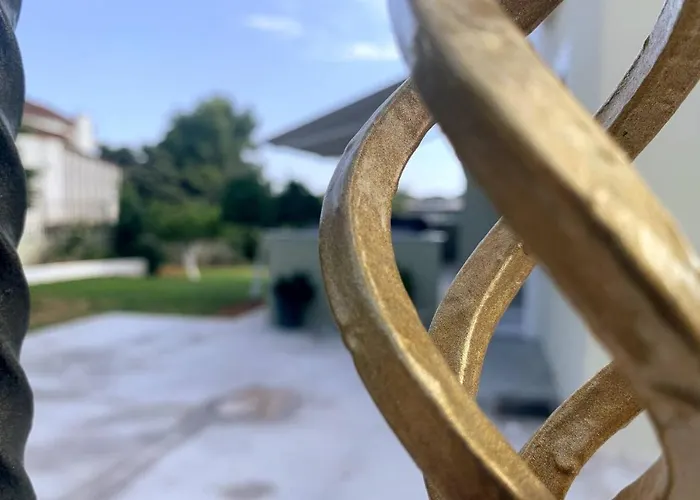 Luxury With Garden In The Suburbs * 칼라마타