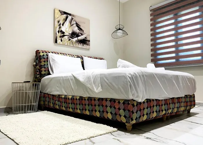 Luxury With Garden In The Suburbs