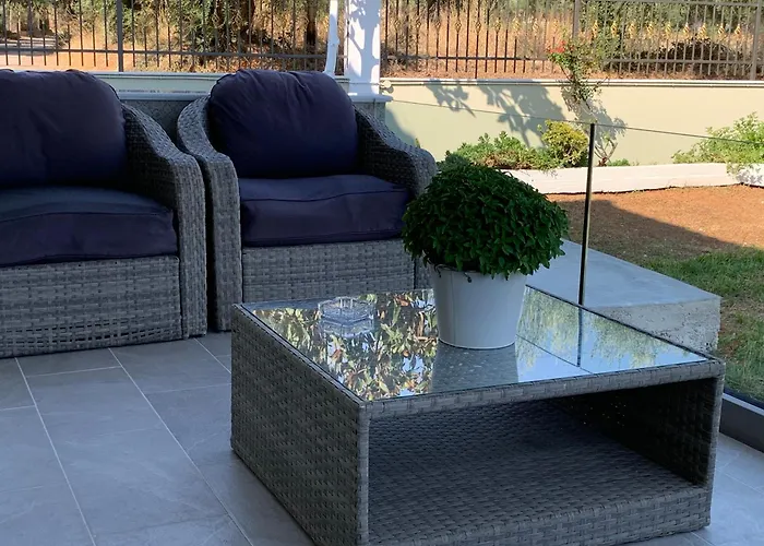 아파트 Luxury With Garden In The Suburbs 칼라마타